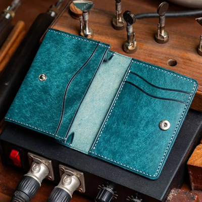 What Is The Difference between A Wallet And A Cardholder?